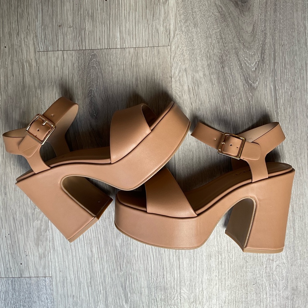 Nude/natural platform heel with ankle strap. Appr 1.5”@toe and 4”@heel TTS SODA